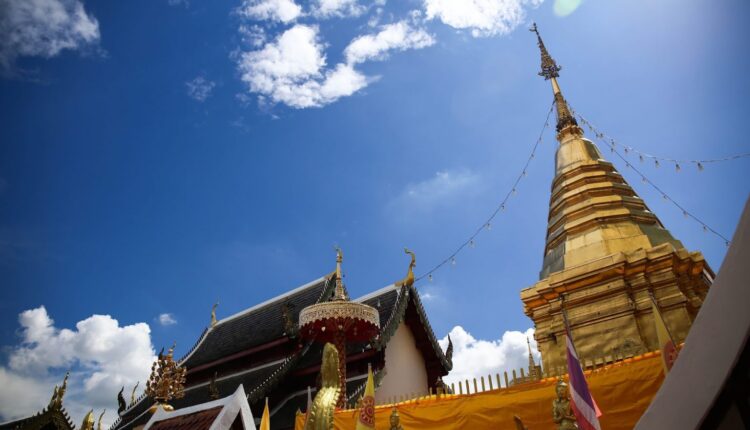 ถวายผางประทีป บูชาพระเจดีย์