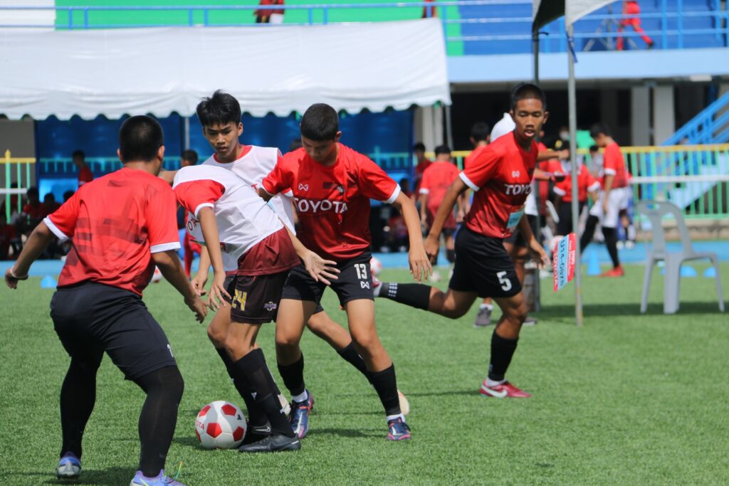 เมืองขุนแผน คึกคักมาก ! “Toyota Junior Football Clinic 2022” สนามคัดเลือกที่ 6 สุพรรณบุรี แข้งเยาวชนภาคกลาง แห่ประชันฝีเท้าคับคั่ง